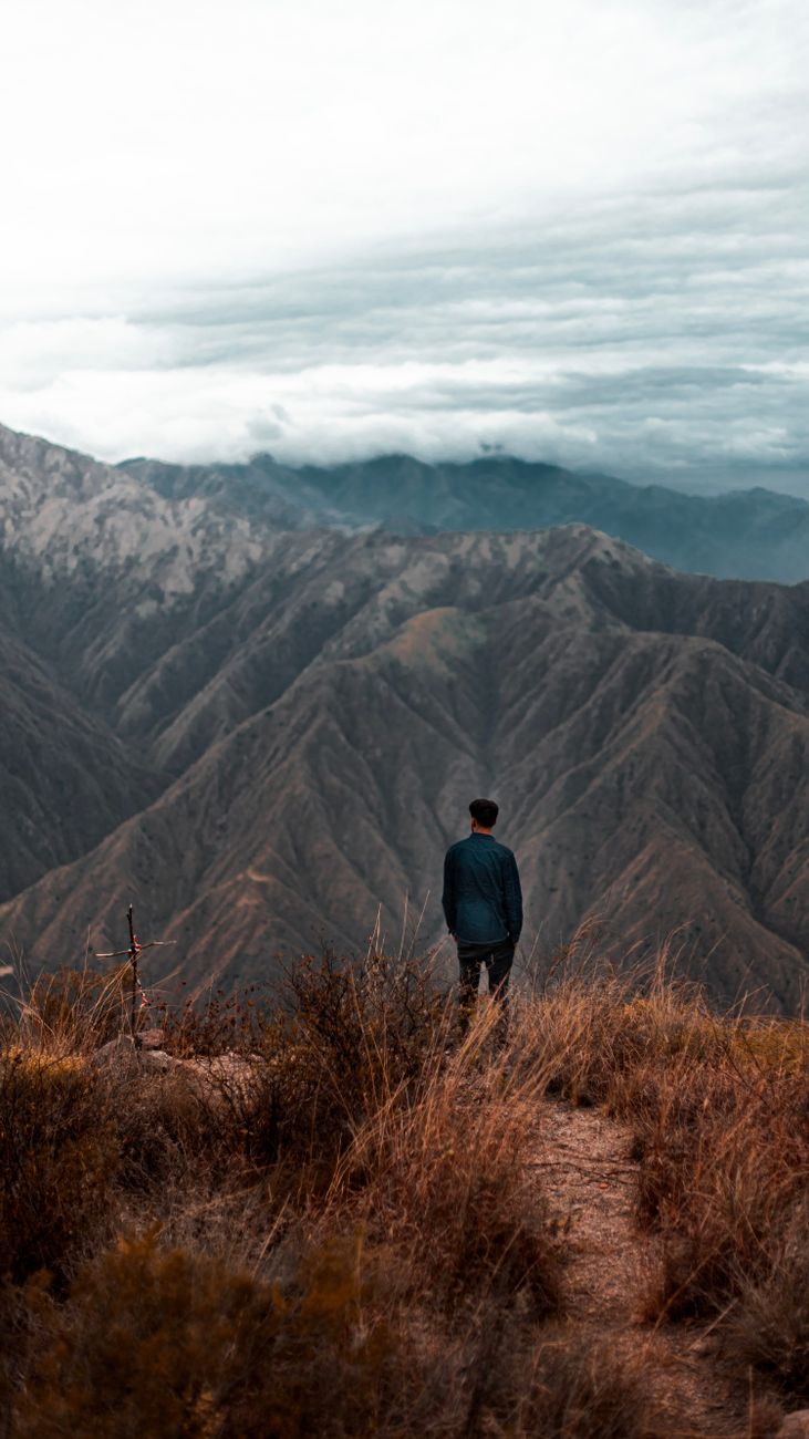 Viajera contemplando el horizonte en la montaña argentina