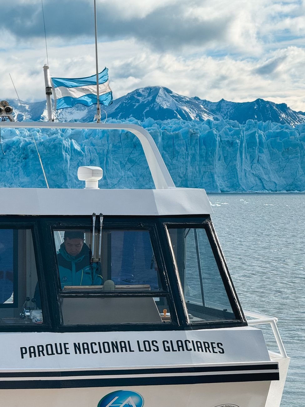 Navegación entre témpanos de hielo en Lago Argentino