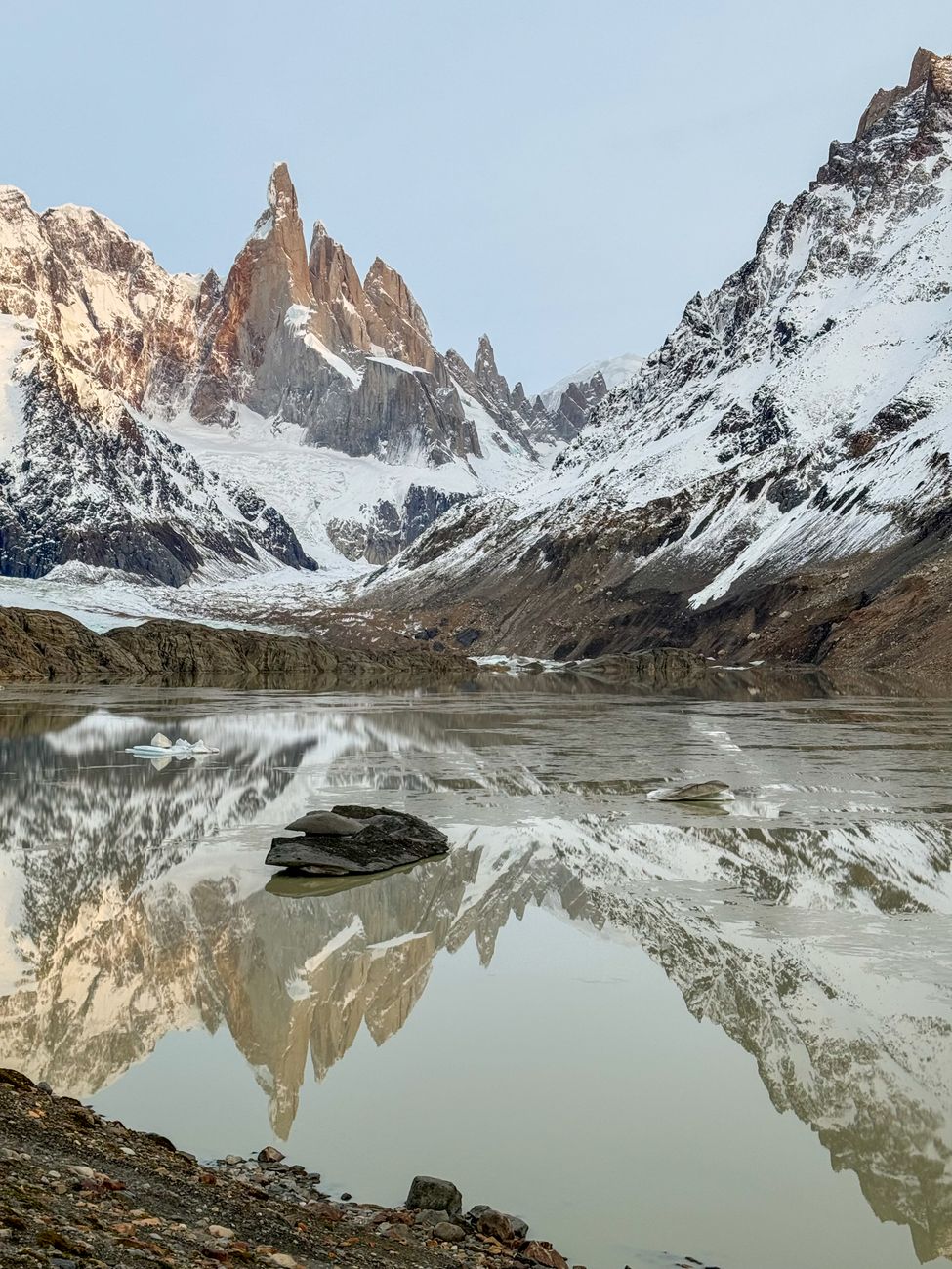 Paisaje imponente de la Patagonia Argentina con montañas y lagos