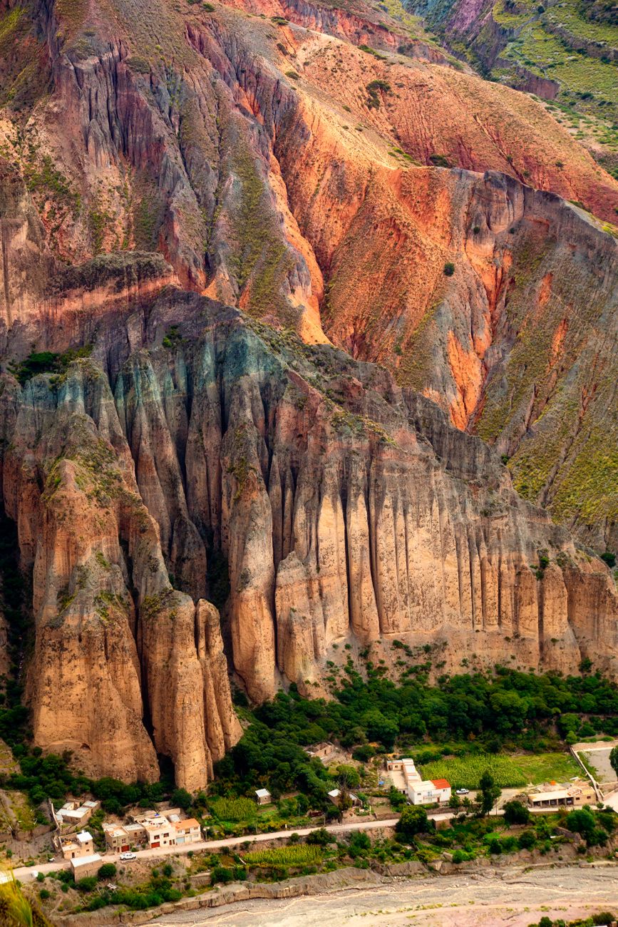 Quebrada de Humahuaca y cerros coloridos en el Norte Argentino
